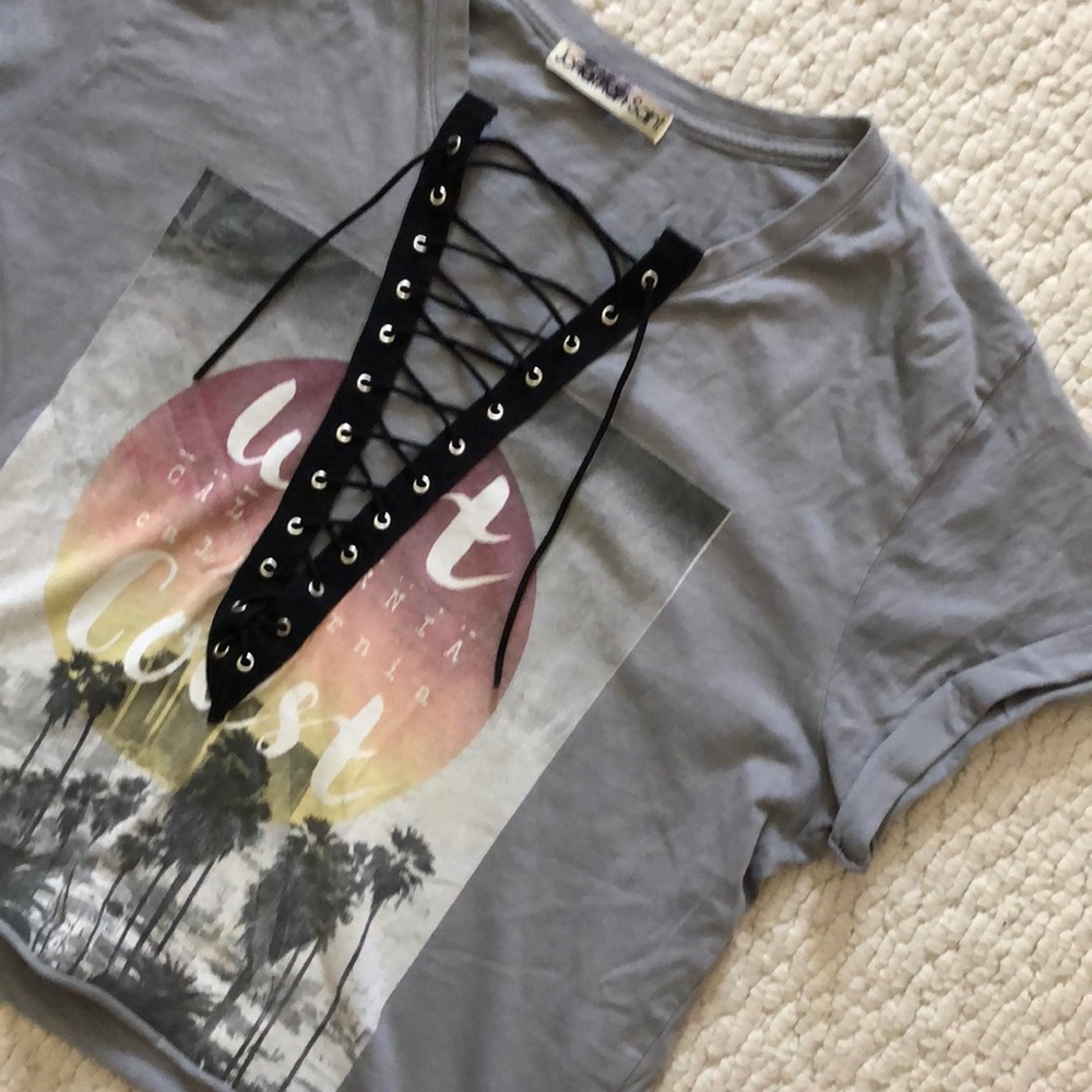 Lace up tee. Size medium - Picture 2 of 4